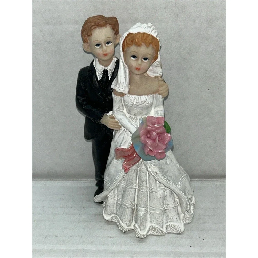 Bride and Groom Wedding Figurine / Cake Topper